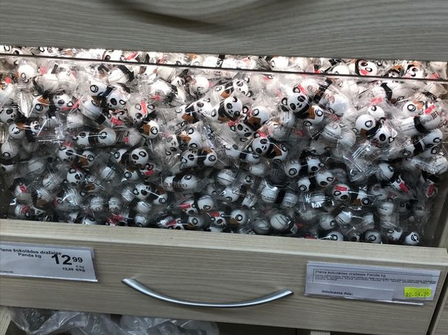 スーパー＠リガ旧市街<br /><br />ここにもあった、アルメニアのパンダチョコ！<br />最初「同じ旧ソ連の国だし、別の国になったって人気のお菓子は不動だよね。もし県単位で独立したとしても、北海道で”ちんすこう”が買えないとか嫌だし」などと思ったものの、パンダチョコの製造元グランドキャンディー社は2000年の設立。ソ連崩壊後のことでした。あはは。