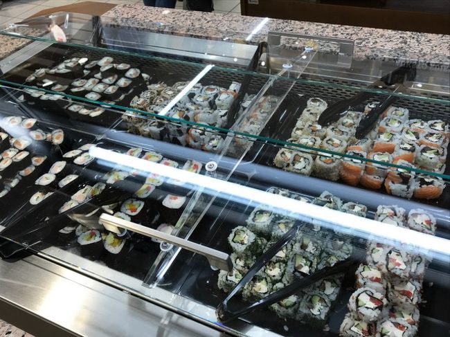 同上<br /><br />スシバー？！<br />チーズ入りのロールが主力だけど、とにかく寿司だ。<br />ラトビアで人気あるの？<br />ごめんなさい、日本ではラトビア料理って一般にはほぼ知られてないのに、と申し訳ないような気持ちに。