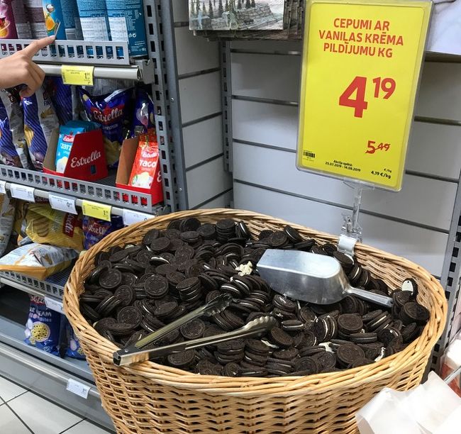 同上<br /><br />出た、むき出しのクッキー。<br />ざっくりスコップてすくって重さを測って買うのかな？<br />それはいいけど、日本人的にはこういう売り方はどうしても気になる。<br />子どもが触ったら、横を通る人がくしゃみしたら、とか思っちゃう。