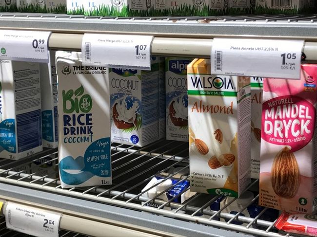 同上<br /><br />ライスドリンクと書かれたパック発見。<br />これはおそらくライスミルクのことでしょう。<br />アーモンドミルクは日本でも最近普及してきたけど、ライスミルクはなかなか定着しないね。主食すぎて、コメはゴハンなんだよなぁ。どうしても。