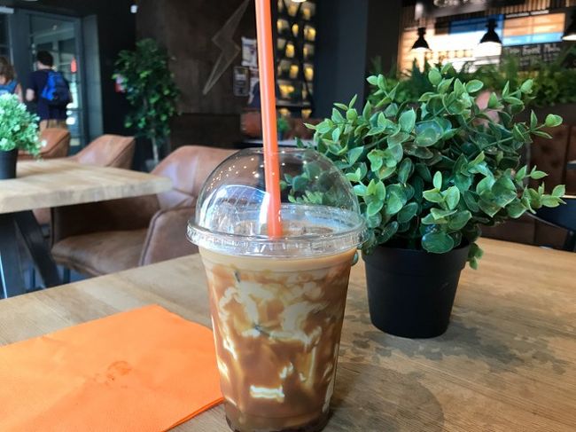 オサレ系カフェチェーン「caffeine」＠リガ旧市街<br /><br />スタバをもう少しゆったりさせた感じのカフェ。バルト三国で展開しており「coffee in」という別名もあるようだ。<br />こちらはアイシー・スパイシーという、エキゾチックな香りのアイスミルクコーヒー。けっこう甘いけど、本気でスパイシーで美味しかった。2.9ユーロ。<br />自宅か！と突っ込みたいくらい、ガチで寛いでる客が複数いてびっくりした。