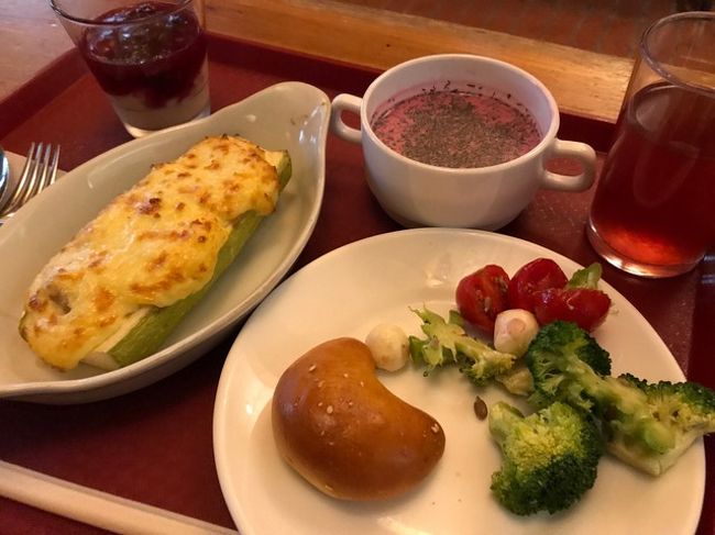 庶民的レストラン「リド」＠リガ旧市街<br /><br />昼とは別の、旧市街の中にあるリドで夕食。<br />ピンクのスープは、ラトビア名物のビーツのスープ。ひと様の旅行記などで見てひるんでいたけど、昼に食べたビーツのサラダが美味しかったので、安心して選べた。優しい酸味で、この味かなり好き。<br />左はズッキーニのチーズ焼き。中に挽肉が詰めてあり、食べ応えがあって美味しい。ブロッコリーはほぼ生で、そういえばアメリカではブロッコリーって生で食べるとか聞いたなぁ、アメリカだけじゃないんだなぁ、とか思いつつ、ボリボリいわせながら食べた（笑）。<br />小さいパンは、残念ながらボソボソしてイマイチ。