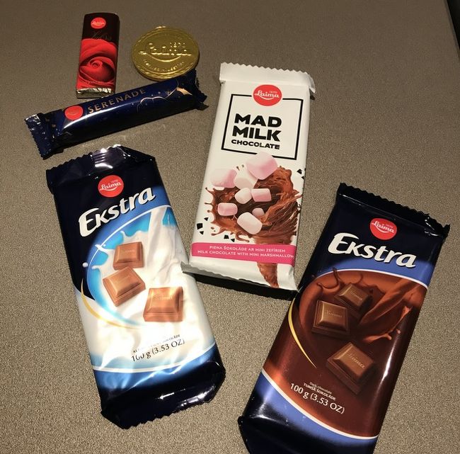 スーパーで買ったチョコ。全部ライマ。<br />職場用のばら撒き向き土産に向いたの個包装の小さいのが見つけられなかったので、開き直って板チョコを袋の上から割って提供（笑）。どれも日本人的に違和感のない味。白いパッケージのはマシュマロ入り。<br />空港の保安検査後にも売ってたけど、ザ・お土産な品揃えで、板チョコとかではなかった。