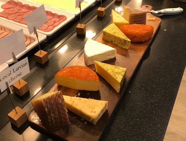 同上<br /><br />ラトビアのローカルチーズと表示があった。<br />へ～。ローカルチーズって珍しいかも、とせっかくなので少しずつスライスして全種類いただいた。ほとんどハード系でどれも美味しかったけど、一番手前のが特に好みだった。名前が判らないのが残念。