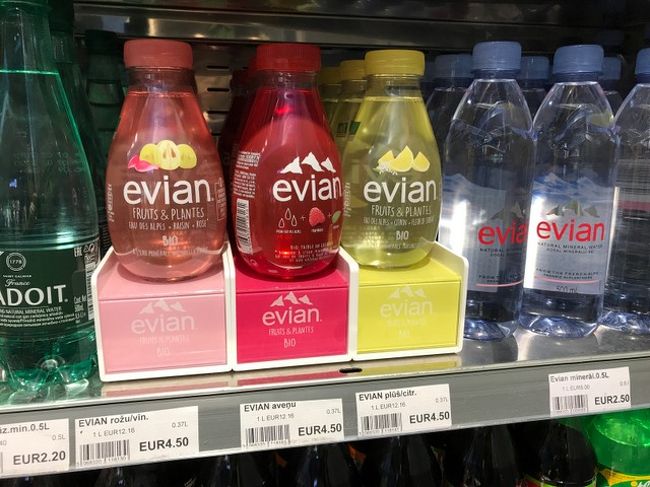 空港の売店＠リガ空港<br /><br />この小さいエビアンは何？<br />「フルーツ＆プランツ　ビオ」とあるけど、370ｍｌで4.5ユーロっていったい。