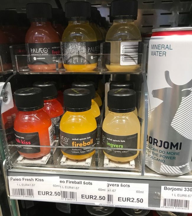 同上<br /><br />こちらも何だか判らないけど、小さいのにそこそこのお値段の飲み物。<br />アルコールなのか？