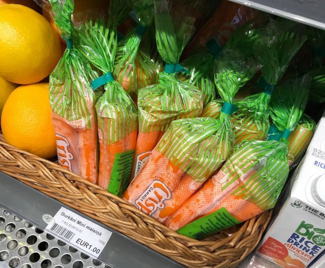 同上<br /><br />ニンジン？！<br />なぜ空港の売店に、ニンジン？<br />カップのサラダやヨーグルトのある冷蔵コーナーにあったので、おやつ感覚なのか？