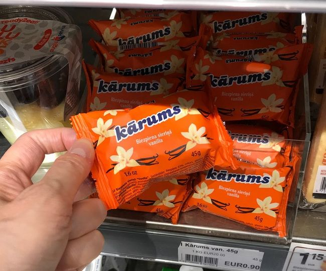 同上<br /><br />これ、試すの忘れてた！<br />ラトビアで人気の、チョコでコーティングしたカッテージチーズ。最後にみつけられて良かった！<br />要冷蔵品で持ち帰れないんだよね。