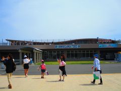隠岐世界ジオパーク空港に到着!　ハワイの離島に来た時を思い出させる、こじんまりとした空港の建物です。