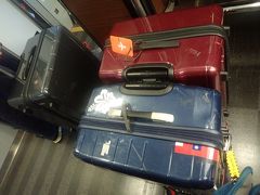 新宿着きました。
奥の外人さんのグレーのスーツケースもエースプロテカのスタリアEXです。
おそろい3ケース！世代は違い、私のが一番古いですけれど。3世代勢ぞろい。
日本のスーツケースが外人さんにも使われているなんて嬉しい。