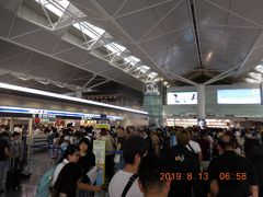 今回の旅もセントレアから。まず羽田空港まで行くにあたり、新幹線より安かったので飛行機を選択。
余裕を持って出発1時間前に空港に着きましたが、お盆休みということもあって空港内は大混雑！チェックインカウンターの列にだいぶ並びました。