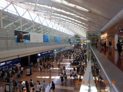 羽田空港到着。午後1時の稚内へのフライトまで4時間程待ち時間あり。
羽田空港内のショップをプラプラしたり、カードラウンジで時間を潰す。