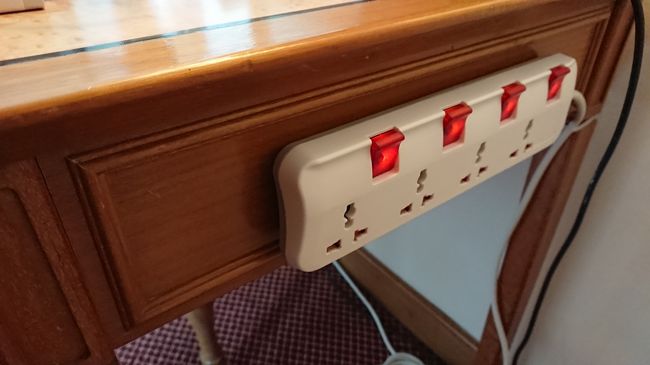 21世紀のホテルらしくデスクの横には<br />ユニバーサルタイプのタップが引かれて<br />いました。