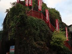 白龍（はくりゅう）稲荷神社

大きな岩の上にあるこの神社からは北町が一望できます！
そして、神社の裏に町屋ステイの舉荷渓房（じょうがけいぼう）があります。
町屋ステイもいいな☆