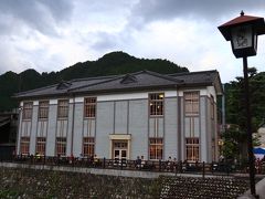 吉田川に架かる新橋から「郡上八幡旧庁舎記念館」

昭和11年（1936）に建築された旧役場。
国の有形文化財に登録されているレトロな木造洋風建築です。