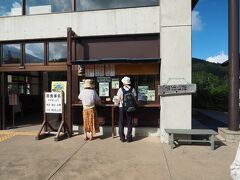 チェックインする前に気になったソフトクリームを食べに隣の栂池山荘へ。というのも、ヒュッテのソフトクリームはミルクとチョコでしたが、