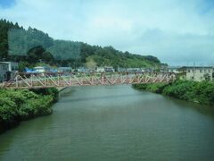 小さな川を渡って