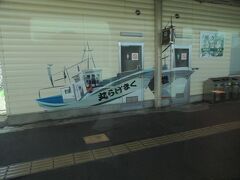 鰺ケ沢駅。１１時４２分着。
くまげら丸という船のイラストが描かれていました。