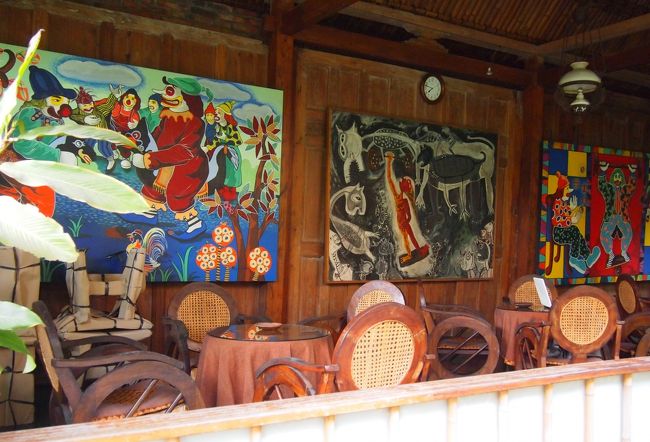 朝早く出てみると、お洒落なオープンハウスがジャングル風の庭の中にあった。　子供の授業参観で見た様な絵が、幾つも壁に飾ってある。別棟での朝食は、現地の生活を垣間見たような内容だが、昔を思い出しながら懐かしくもあり、そこそこおなかは膨れた。このホテルは、観光用自動車も手当してくれるので「プラン・バナン見学」を頼んだら、マネージャーが自分の車を持ってきた。ホテルの従業員兼個人で、観光を請け負っているのだそうだ。