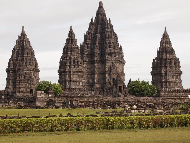 ホテルを出て40分ほど走ると、プラン・バナン寺院群に到着した。入口で、帰りの集合時間を決めると、マネージャーはさっさと何処かに行ってしまった。まだ敷地にも入らないのに、巨大なトウモロコシ型の寺院群が迫ってくる。　