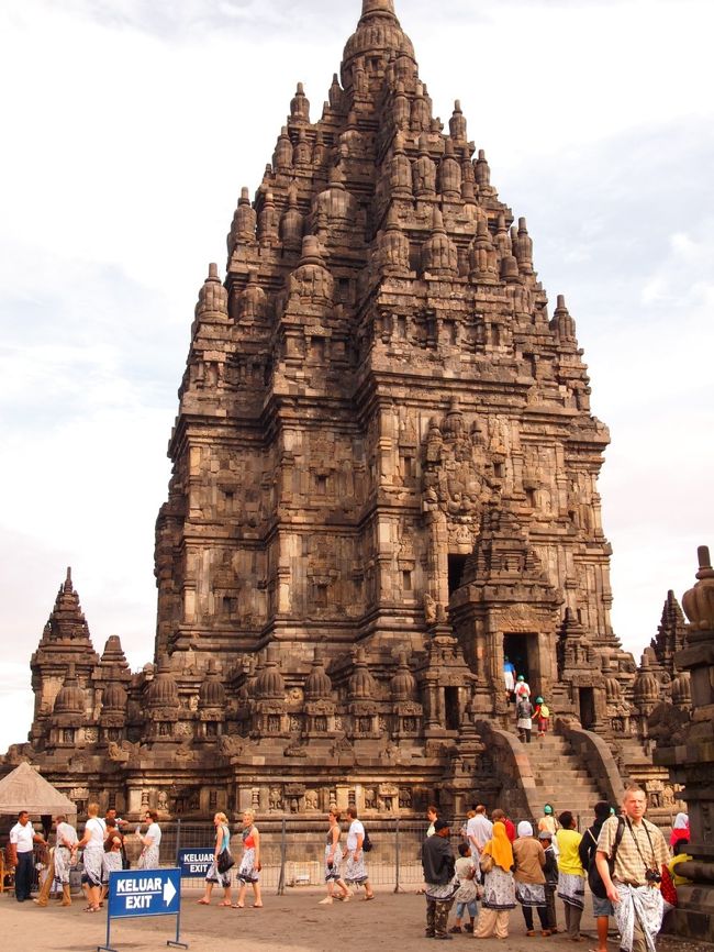 歴史公園には、寺院群の他に崩れた遺跡のブロックがごろごろしている。　観光客も集まり始めてきたので、流れに沿って寺院の中に入っていくと、遠くからでも大きいと思った物が、更に際立って圧倒されてくる。