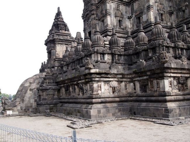 脇から眺めると、小さな仏塔が沢山並んでいるので、仏教寺院にも見えるが、ヒンズー教寺院である。