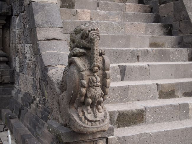 入り口の階段には、奇妙な石像「怪魚マカラと言うらしい」が鎮座している。　てっぺんが顔かと思って見ていたら、全体が口を開いている姿でした。　ヒンドゥー教に出て来る怪魚が、誰が考えたかこのような姿でイメージ化されています。強面の方が邪神を防げるのか、世に無い珍獣が出てきます。