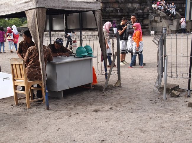 一番大きいシヴァ寺院は柵で囲ってあって、落石でもあるのか入り口でヘルメットが渡されるが、料金を取られるわけでもなかった。