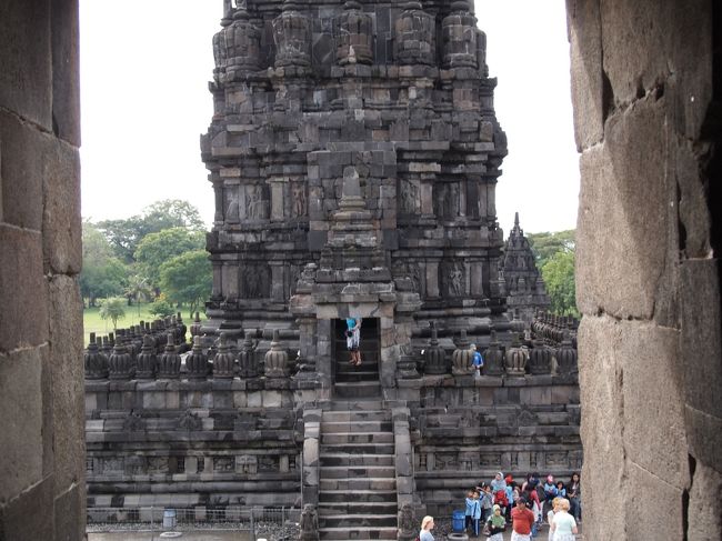 シヴァ寺院の入口まで登って隣の寺院を眺めると、入り口がずっと下に見えます。　シヴァ寺院は、ロロ・ジョングラン寺院群最大の建物で、47mあるそうだが、人の背丈を基準にすると100m近いのでは？と感じたりするほどでした。