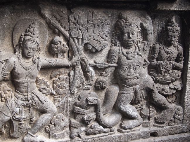 壁には、ラーマ―ヤナ物語の様々なシーンが彫られています。左の兵士が、鬼の顔を腹に付けた（悪者をはっきり区別するためか？）敵を、矢で仕留めた彫り物、ユニークです。