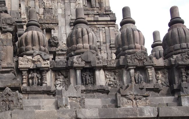 高貴な人が、神殿の窓から姿を見せているシーンは、壁面の至る所に作られていました。　窓の上には、それぞれ一対の仏塔が在って、ヒンズー教寺院となっていますが、仏教と区別の薄い点が何となく面白いです。