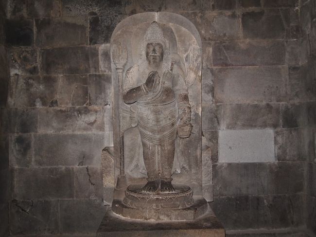この寺院は、入口が東西南北4か所あって、それぞれ石像が有ったはずですが、写真を撮ったのはシバ神の導師だけでした。何時か残りを撮りに、再訪問したいと思っています。