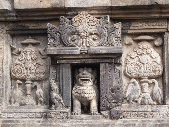 両端の天樹は「カルパタル」と言うのだそうですが、ライオン似の珍獣が、真ん中から顔を出しているレリーフです。