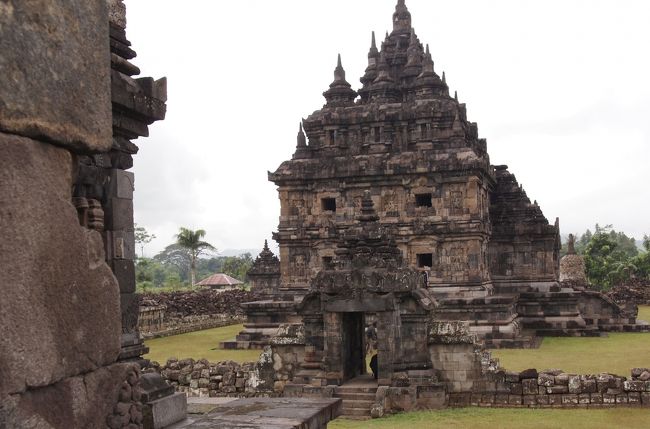 敷地には、2つの仏教寺院が在ります。　ロロ・ジョグラン寺院と違って、ビル風の建築です。建てたのは、ほぼ同年代とか。