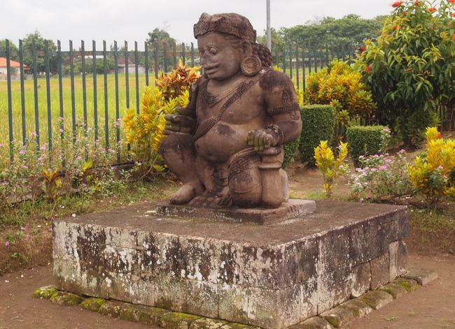 ロロ・ジョグラン寺院を出て、隣のプラオサン寺院（仏教）に行きました。　入口には、優し気なクベーラが在ります。富と財産の神様で、見た目でもそんな感じがします。日本では、七福神でしょうね。