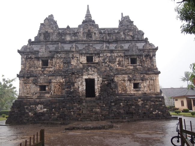 窓の開いている寺院は珍しく、危険を冒せば入れそうですが、階段がボロボロで雨の中滑るので止めました。聞くところによると、上に行く階段は無いのですが、どうしたのでしょうか。　しかし、惜しかった！　<br />