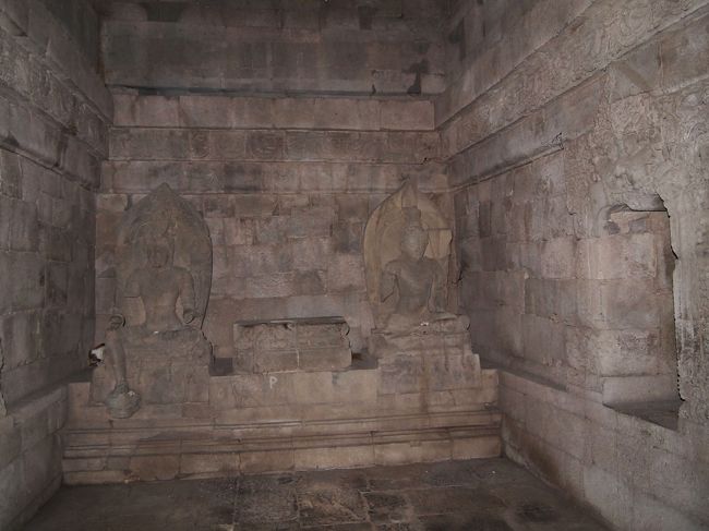 寺院の中には、2つの石像が在りました。　ヒンズー教と仏教が混じったこの場所での区別は、神様の姿でしょうか。同時代の建築ですから、王様達が仲良やっていたのと思っています。