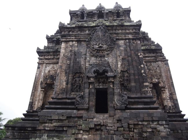 この後は、カラサン寺院です。　ボロボロで、修復も足場だけで止まっていました。入口には、見事なカーラの彫刻です。