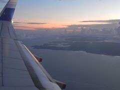 桃園空港の出発便が多くて、離陸待ちの時間が長く、この便も約45分遅れていました。
コロール空港が近づくと、パラオの島々がチラっと見えました。