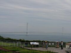 淡路島のサービスエリアにて。
先程渡った明石海峡大橋が見えます。
徐々に天気が良くなってきていました。