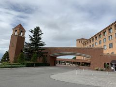 予定よりかなり早いですが、晴れ間が美しいうちに次の目的地・山梨県立笛吹川フルーツ公園と富士屋ホテルへ移動しました。
ひまわり畑からホテルまでの道のりの両脇、山の斜面に収穫間近の葡萄畑がたくさんありました！