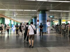 羅湖駅へは、大圍駅から乗り換えなしで向かいました！
紅磡駅からだと、直通４０分程度で中国ですよ～
出入国審査に、少々時間はかかりますが、香港からは日帰り旅を楽しめます。
今回は、初めて羅湖駅近くの老街へ行ってみます。