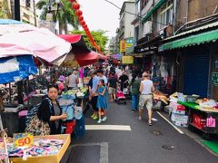 昨日は時間が遅くて簡単に歩くだけだった「雙連朝市」にやって来ました。 