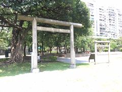鳥居を見つけました。

林森公園がある場所は、日本統治時代には共同墓地となっていたそうです。 かつて台湾総督を務めた乃木希典氏（第３代）と明石元二郎氏（第７代）も埋葬されていました。その時、ここには3つの鳥居が存在していましたが、後にこのふたつだけになりました。大きい方がは第七代台湾総督・明石元二郎さんのお墓の側に、小さい方がは鎌田正威さんのお墓の側に建てられました。これらの鳥居は一時二二八公園へ移されましたが、2010年10月に再び戻されたのだそうです。
