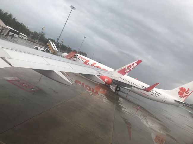 プーケット国際空港は雨<br />しかも、ボーディングブリッジじゃなくて、タラップ。<br />ここからバスで移動。