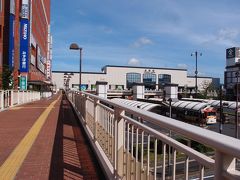 歩道橋に上がって、２階部分から駅に行きます。
この後ろには上り専用のエスカレーターが設置されていて便利！