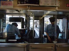 JR岡山駅に到着、発車を待つマリンライナーに乗り換えました。乗車したのは最後尾、自由席です。
とはいっても日曜の朝。座席はすでに埋まっていましたし、どんどん人は増えて撮影時には見えていた前面の窓も隙間から覗くような感じになりました。