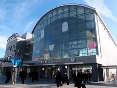 JR高松駅に到着しました。
約1時間後に出発するマリンライナーを予約しているので、あまり時間がありません。
急いで目的地に向かおうと駅を出たところでパチリ。高松駅めっちゃ可愛らしい！
改札のところに「たかまつ　えきちゃん」と書いてあったのでそれがキャラクター名だと思うのですが、グッズとかあったのかな？　めっちゃかわいい。