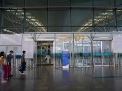 ▽ノイバイ空港T2

幸いと言うか、やっぱりと言うか、全然渋滞しておらず18時前には空港に到着した。
時間に余裕がある時に限って、チェックインもX線もイミグレもスムーズに流れる。