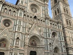 サンタ・マリア・デル・フィオーレ大聖堂とジョットの鐘楼
Cattedrale di Santa Maria del Fiore ／Campanile di Giotto

夕方なのに、観光客があふれかえっています！ 